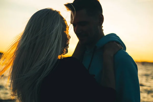 Silhueta Casal Apaixonado Cais Horário Pôr Sol Fundo Água — Fotografia de Stock