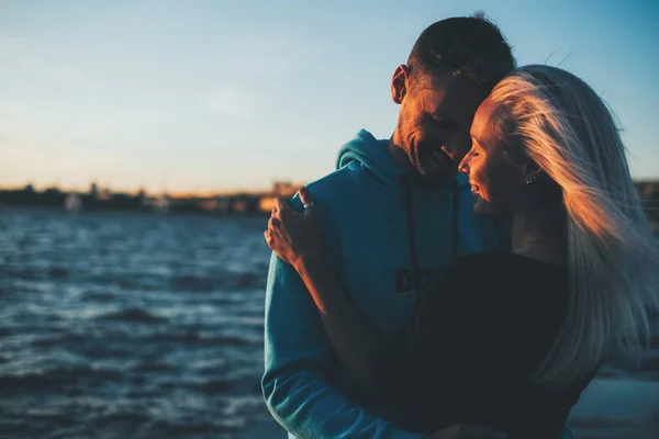 Silhouet Van Het Paar Verliefd Pier Zonsondergang Tijd Water Achtergrond — Stockfoto