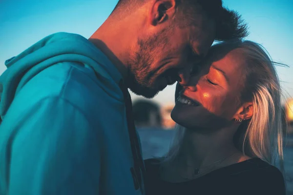 Silueta Pareja Enamorada Muelle Hora Puesta Del Sol Fondo Agua — Foto de Stock