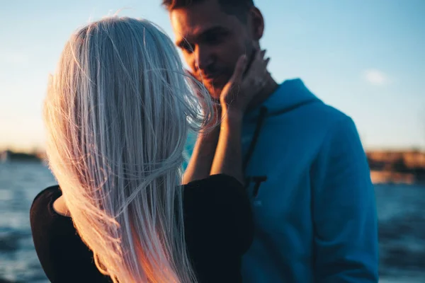 Menina Segurando Rosto Jovem Casal Apaixonado Cais Horário Pôr Sol — Fotografia de Stock