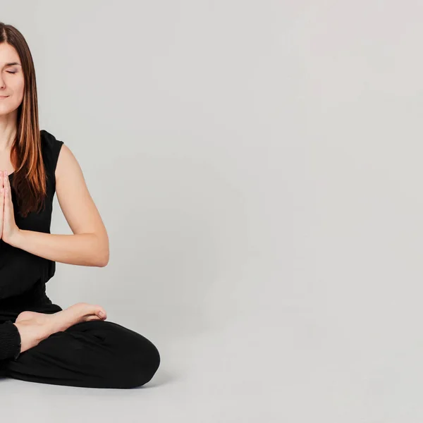 Siyah Gri Arka Plan Üzerinde Izole Yoga Konumda Lotus Defada — Stok fotoğraf