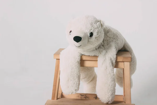 Забавная Старая Белая Медвежья Игрушка Деревянном Стуле Изолированная Сером Фоне — стоковое фото