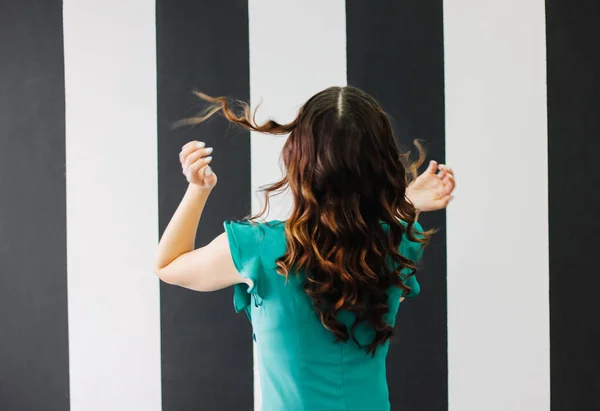 Gelukkig Dansen Beweging Mooie Charmante Brunette Krullend Haar Stijl Meisje — Stockfoto