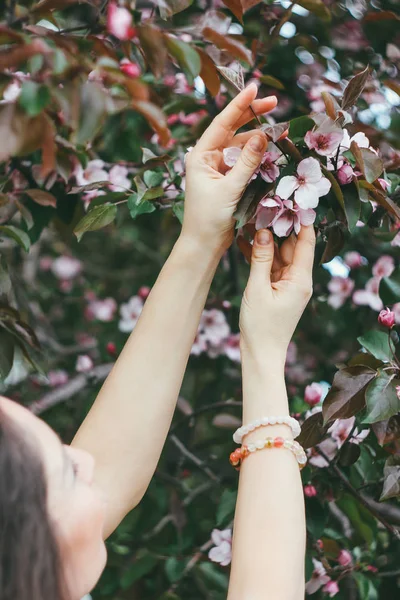 Menina Jovem Levanta Mão Para Arrancar Flores Flor Primavera — Fotografia de Stock
