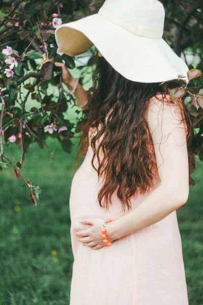 Foto Bijsnijden Voor Zwangere Vrouw Met Lang Donker Haar Groene — Stockfoto