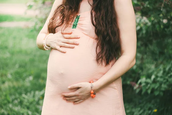 Oříznout Fotografii Těhotné Ženy Dlouhými Tmavými Vlasy Pozadí Přírody Zelený — Stock fotografie