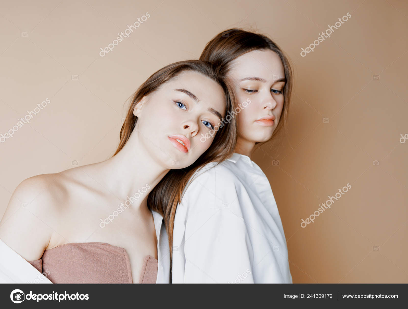 Meninas Lindas Duas Irmãs Gêmeas Sentadas E Posando No Estúdio Com Fundo  Branco Imagem de Stock - Imagem de profissional, humano: 165767723