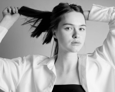 Bej renkli arka plan üzerinde izole kamera bakıyor beyaz gömlek modeli güzellik çıplak kız moda                               