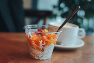 Chia puding sağlıklı tatlı kafede masada