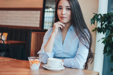 Kahve ve Chia puding kafede kahvaltı güzel şirin esmer Asyalı kız gülümseyerek vardır