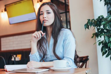 Güzel esmer gülümseyen Asyalı kız çalışma çekici veya masasında kafe, öğrenci, serbest meslek eğitim
