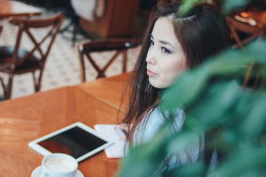 Güzel esmer Asyalı kız çalışma çekici veya masasında kafe, öğrenci, serbest meslek eğitim