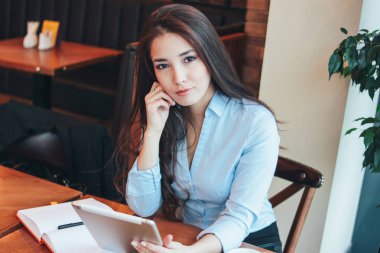 Güzel esmer üzgün Asyalı kız çalışma çekici veya masasında kafe, öğrenci, serbest meslek eğitim