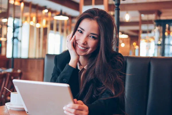 Schöne Charmante Brünette Lächelnde Asiatische Mädchen Mit Tablet Tisch Café — Stockfoto