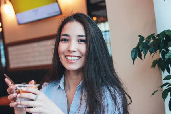Красивая Очаровательная Брюнетка Улыбается Азиатская Девушка Завтракает Кофе Chia Пудинг — стоковое фото