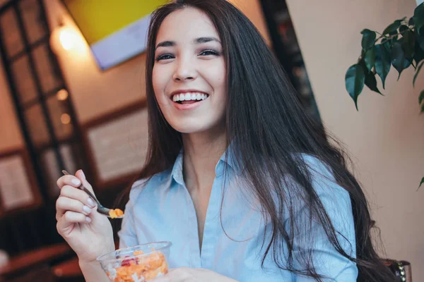 Vackra Charmiga Brunett Leende Asiatisk Tjej Har Frukost Med Chia — Stockfoto