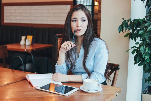 Schöne Charmante Brünette Lächelnd Asiatisches Mädchen Das Tisch Café Arbeitet — Stockfoto