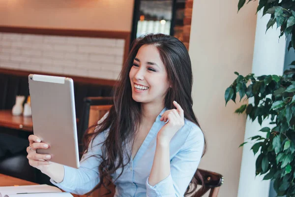 Schöne Charmante Brünette Lächelnd Asiatische Mädchen Sprechen Oder Studieren Etwas — Stockfoto