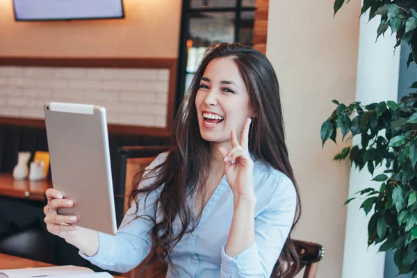 Linda Morena Encantadora Sorrindo Menina Asiática Falando Estudando Algo Tablet — Fotografia de Stock