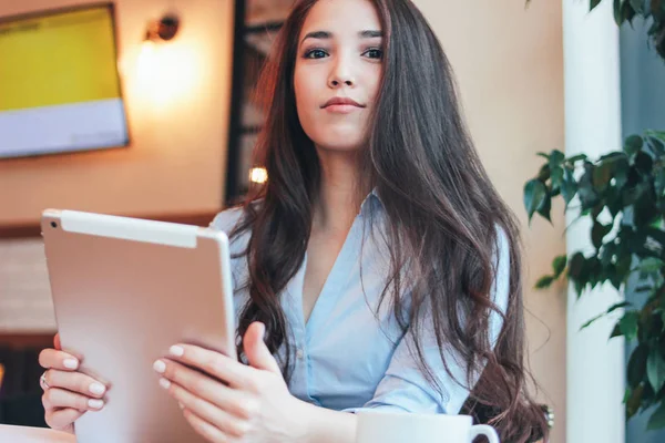 Linda Morena Encantadora Sorrindo Menina Asiática Com Tablet Café — Fotografia de Stock