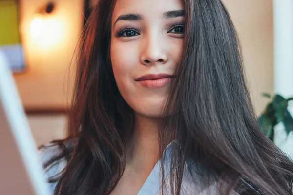 Schöne Charmante Brünette Lächelt Asiatische Mädchen Mit Tablette Café Nahaufnahme — Stockfoto