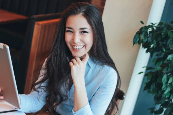 Linda Morena Encantadora Sorrindo Feliz Menina Asiática Falando Estudando Algo — Fotografia de Stock