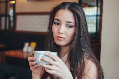 Kafede kahve ile kahvaltı büyüleyici romantik esmer Asyalı kız gülümseyen güzel vardır