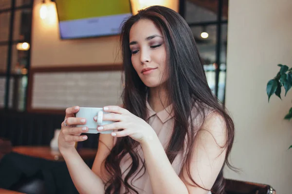 Обаятельная Брюнетка Улыбчивая Азиатская Девушка Позавтракала Кофе Кафе — стоковое фото