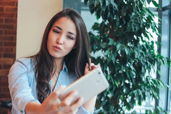 Mooie Charmante Brunette Glimlachend Aziatisch Meisje Nemen Selfie Frontale Camera — Stockfoto