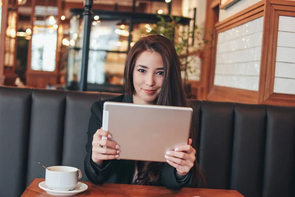 Linda Morena Encantadora Sorrindo Menina Asiática Com Tablet Mesa Café — Fotografia de Stock