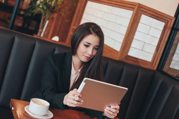 Linda Morena Encantadora Sorrindo Menina Asiática Com Tablet Mesa Café — Fotografia de Stock