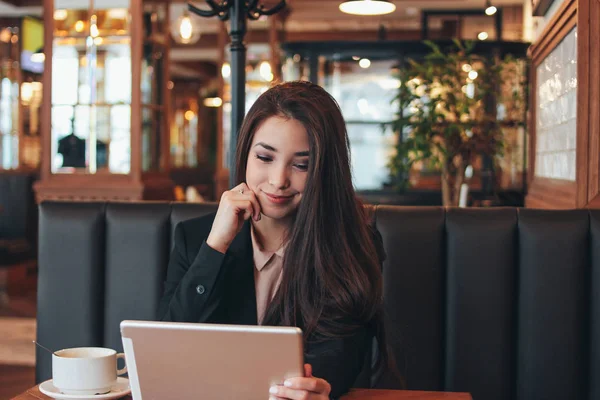 Vackra Charmiga Brunett Leende Asiatisk Tjej Med Tablett Vid Bord — Stockfoto