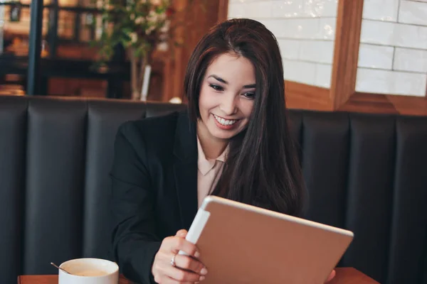 Linda Morena Encantadora Sorrindo Surpreso Menina Asiática Com Tablet Mesa — Fotografia de Stock