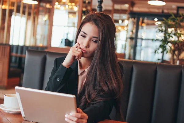 Linda Morena Encantadora Preocupada Menina Asiática Com Tablet Mesa Café — Fotografia de Stock