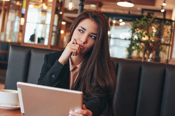 Linda Morena Encantadora Preocupada Menina Asiática Com Tablet Mesa Café — Fotografia de Stock