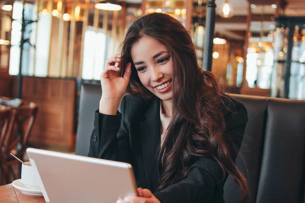 Vackra Charmiga Brunett Glad Asiatisk Tjej Med Tablett Vid Bord — Stockfoto