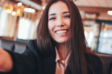 Asyalı kız alma selfie kafede ön kameraya gülümseyen güzel sevimli esmer