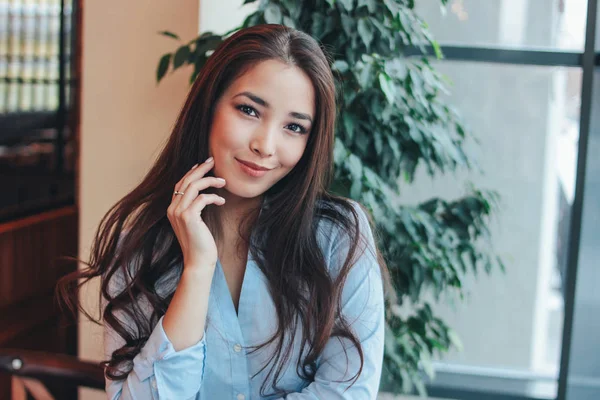 Güzel Büyüleyici Romantik Esmer Uzun Saç Gülümseyen Asyalı Kız Yakınındaki — Stok fotoğraf