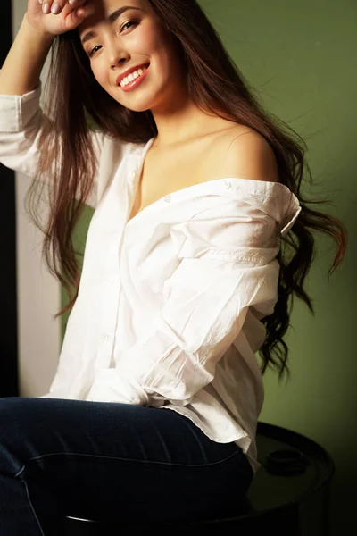 Gülümseyen Seksi Şehvetli Asyalı Genç Kadın Yeşil Zemin Üzerine Beyaz — Stok fotoğraf