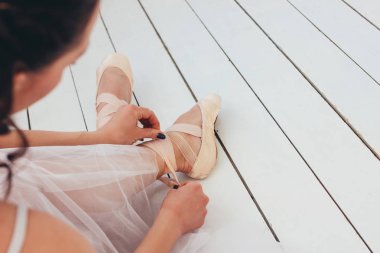 Katta oturan ve pointe ayakkabı, kopya alanı bağlama otantik Balerin Bale dansçısı