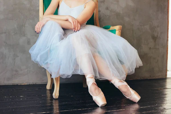 Ballerina Ballerina Gonna Tutù Pointe Shous Seduta Sulla Sedia Classica — Foto Stock