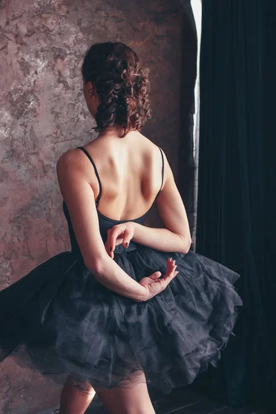 Retrato Franco Bailarina Ballet Bailarina Desde Espalda Vestido Negro Posando —  Fotos de Stock