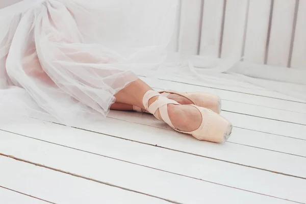 Ung Kvinna Autentiska Ballerina Dansare Pointe Shous Sitter Vita Golv — Stockfoto