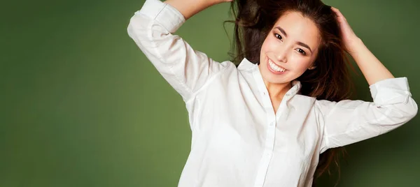 美容ファッション ポートレートの官能的な緑の背景に白のシャツで長い黒髪のアジアの若い女性の笑顔 — ストック写真