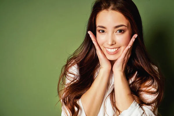 Beleza Moda Retrato Sensual Sorrindo Asiático Jovem Mulher Com Escuro — Fotografia de Stock