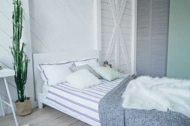 İskandinav modern rahat Eko iç, beyaz masa ve yatak odası, aynada minimalizm
