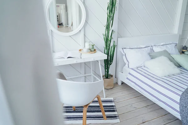 Escandinávia Moderno Acolhedor Eco Interior Mesa Branca Espelho Quarto Cama — Fotografia de Stock