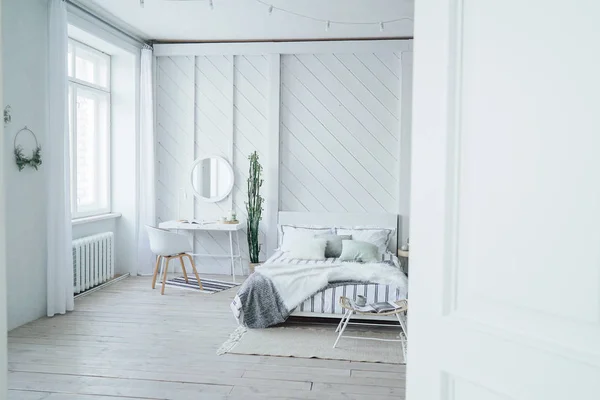 斯堪的纳维亚现代舒适的生态内饰 在床房的白色桌子和镜子 — 图库照片