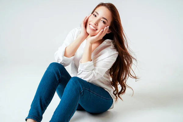 Gülümseyen Şehvetli Asyalı Genç Kadın Beyaz Arka Plan Üzerinde Beyaz — Stok fotoğraf