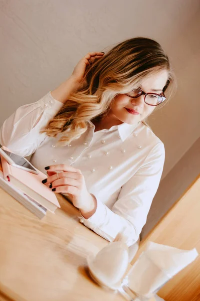 Uppriktiga Porträtt Unga Vackra Moderna Kvinnan Café Manager Designer Frilansare — Stockfoto